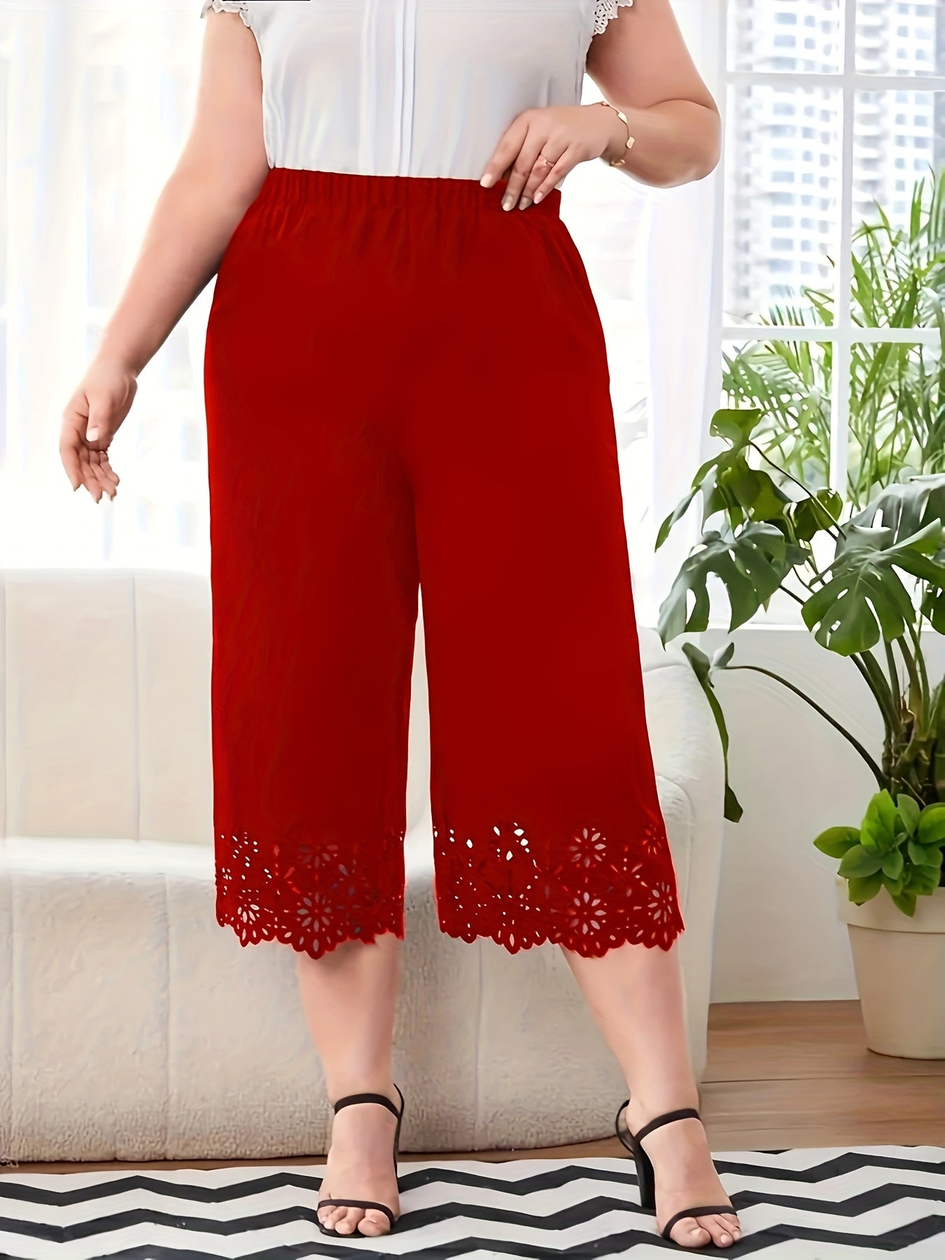 Pantalones Capri de talla grande en negro con cintura elástica y detalle de encaje para verano