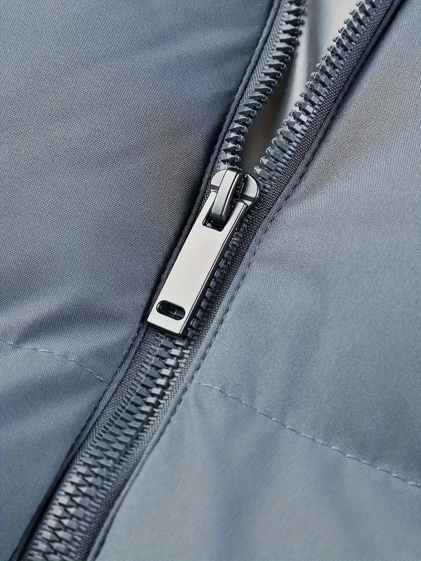 Erkaklar uchun zaytun yashil kapüşonli jilet, fermuarlı cho'ntaklar bilan, yengsiz, mashinada yuvish mumkin bo'lgan polyester, kuz/qish uchun ideal.