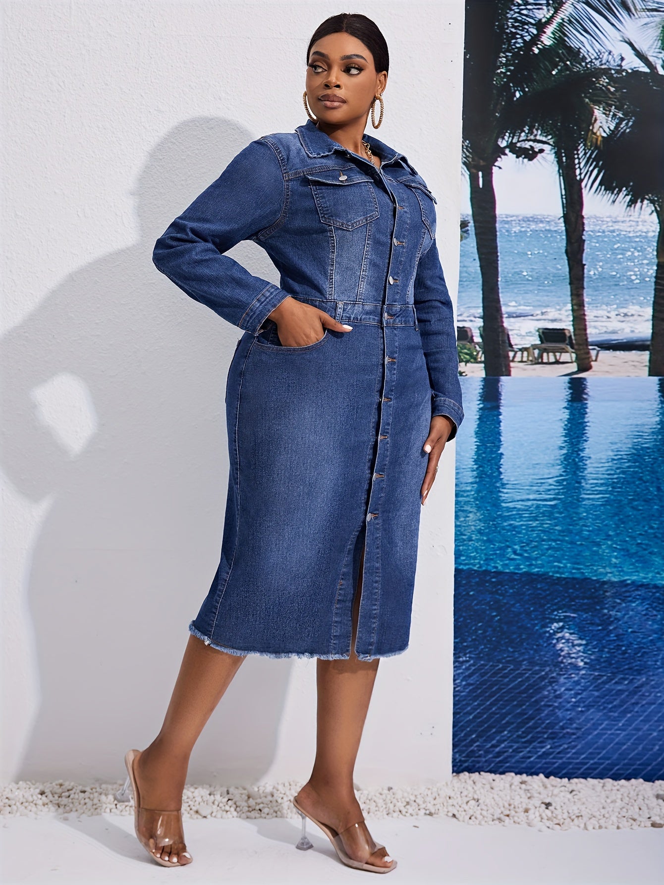 Kiki Angel plus-size denim midi ko'ylakni tugmachali old qismi, yaka yelkalari va qirralari yirtilgan dizayni bilan taklif etadi. Paxta aralashmasidan tayyorlangan, bu bir rangli tunika tasodifiy uslub uchun mukammaldir.