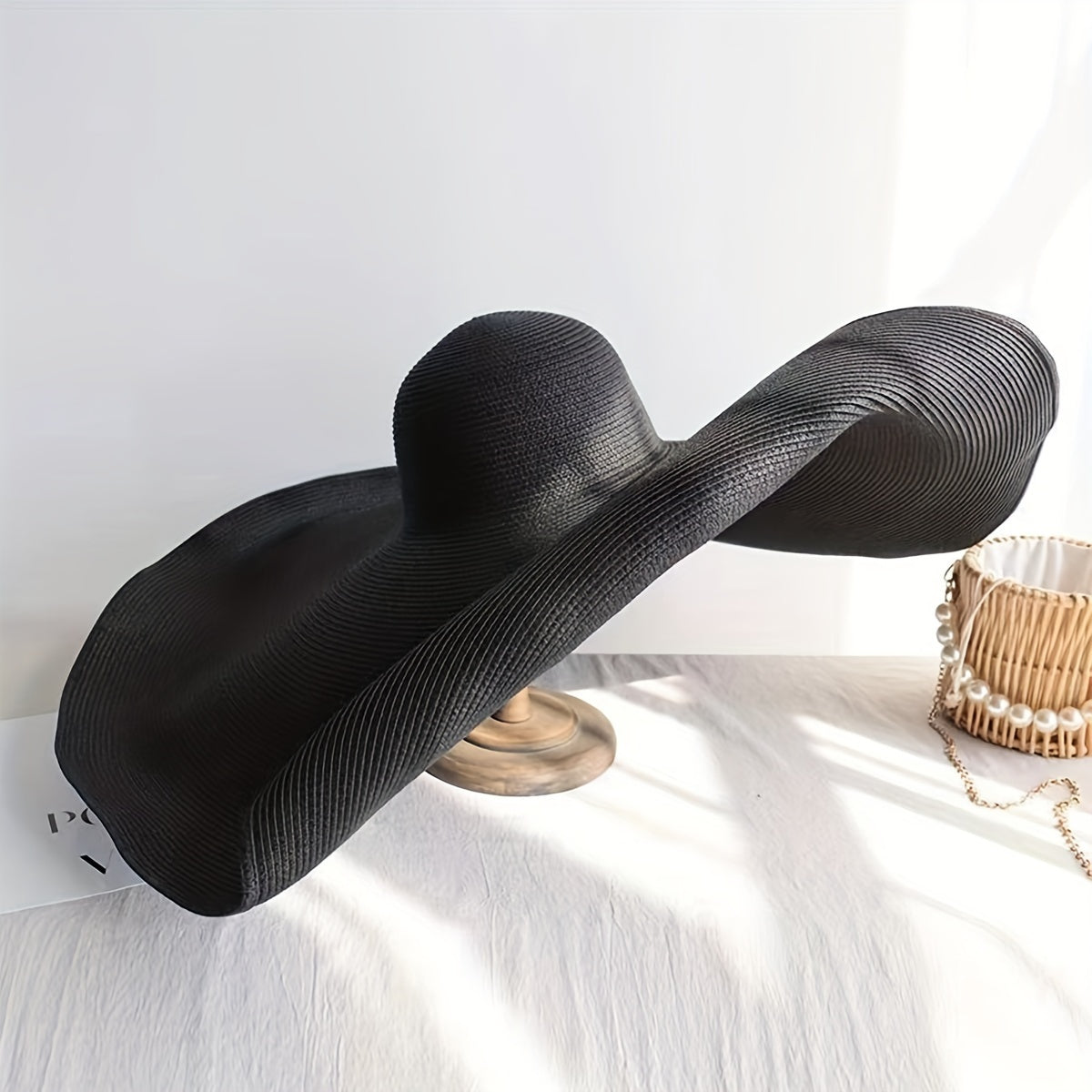 Qo'shimcha keng qirrali va UV himoyasi bilan egiluvchan qozonli quyosh shlyapasi, plyaj ta'tillari, sayohat va fotosuratlar uchun mukammal. Qora tuzilishga ega dizayn.