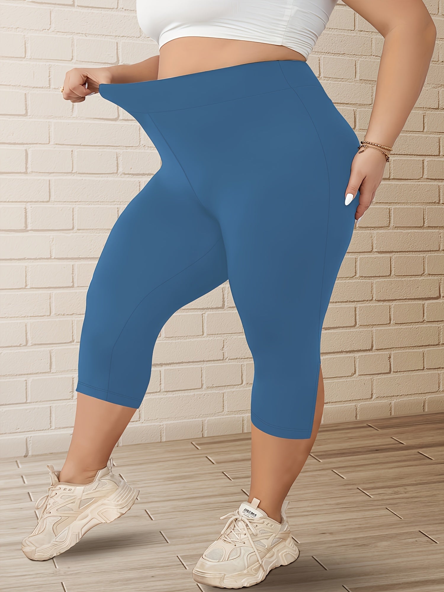 Ayollar uchun kattaroq o'lchamli yuqori belli Capri legginslar, elastik polyester, bir rangli, yoga va mashg'ulot uchun