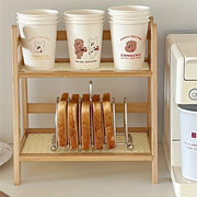 Rustik krem rangli bambuk qadamli shkaf, to'qilgan tuzilishga ega, ko'p funksiyali poyabzal tokchasi va kir, oshxona va bog' uchun saqlash joyi.