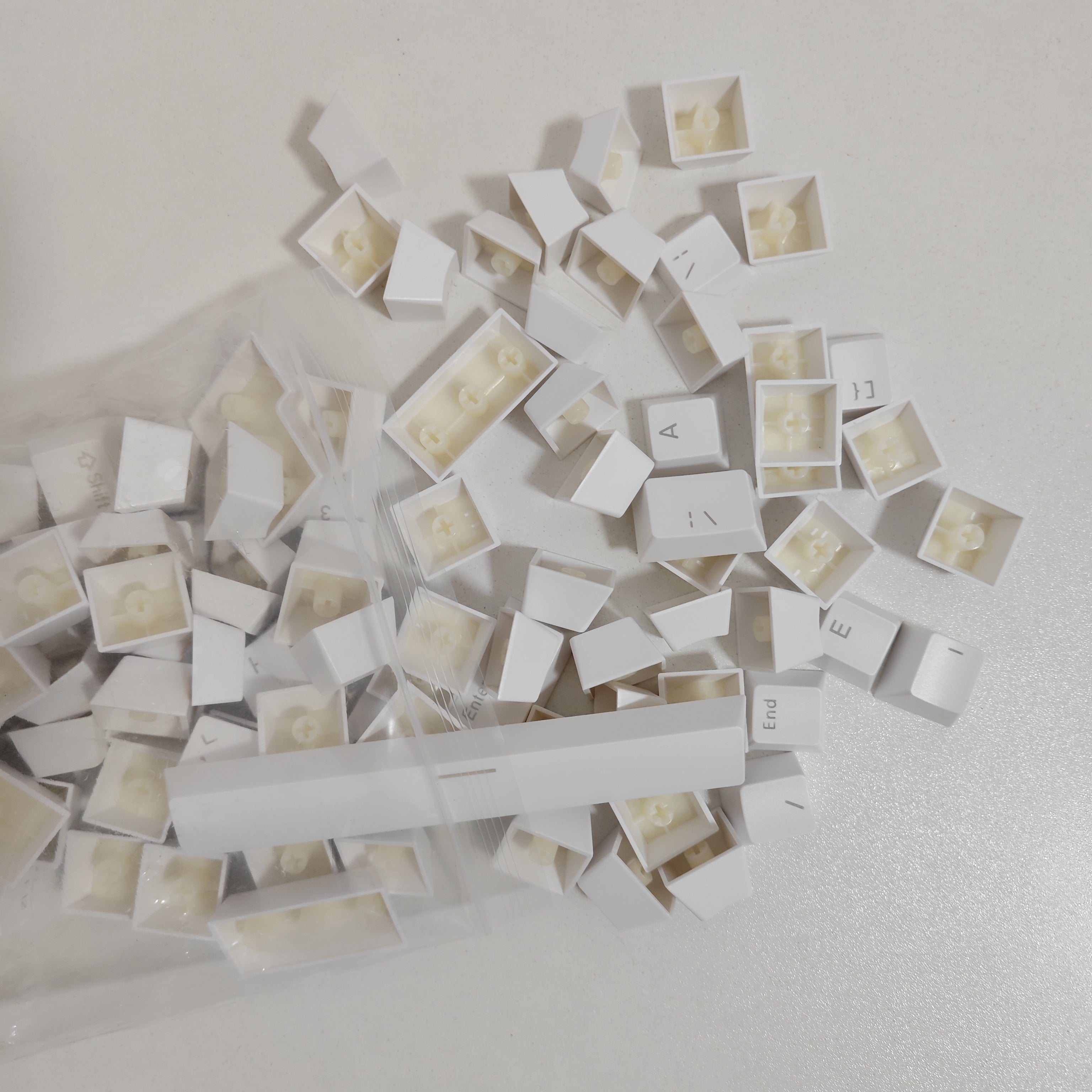 Rang-barang plastik kalitcha o‘rniga qo‘yiladigan, mexanik va o‘yin klaviaturalariga mos keladigan, Rasmga o‘xshash kalitlar bilan mos keladigan