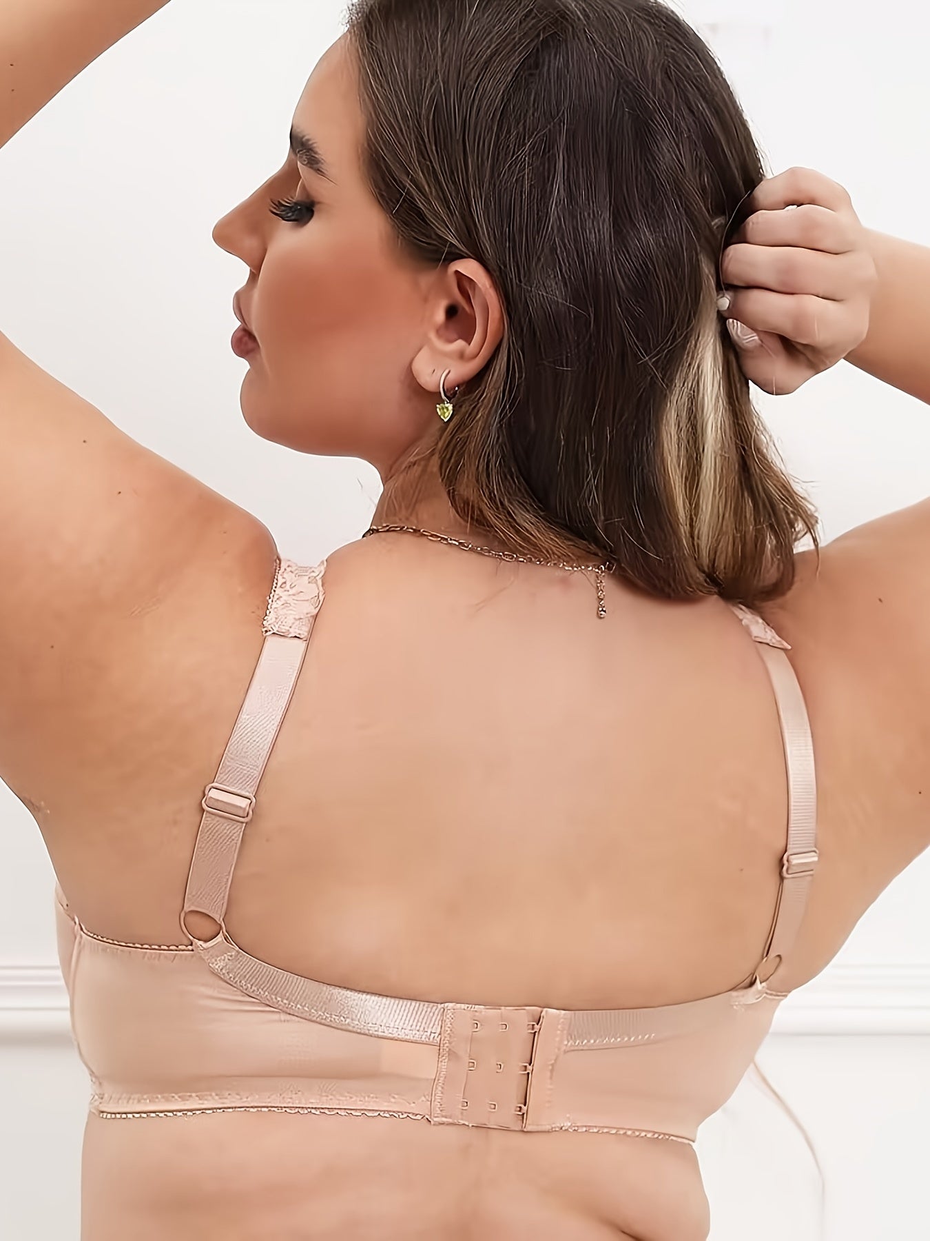 Sujetador romántico de tallas grandes con encaje floral en el dobladillo, aros y tirantes anchos