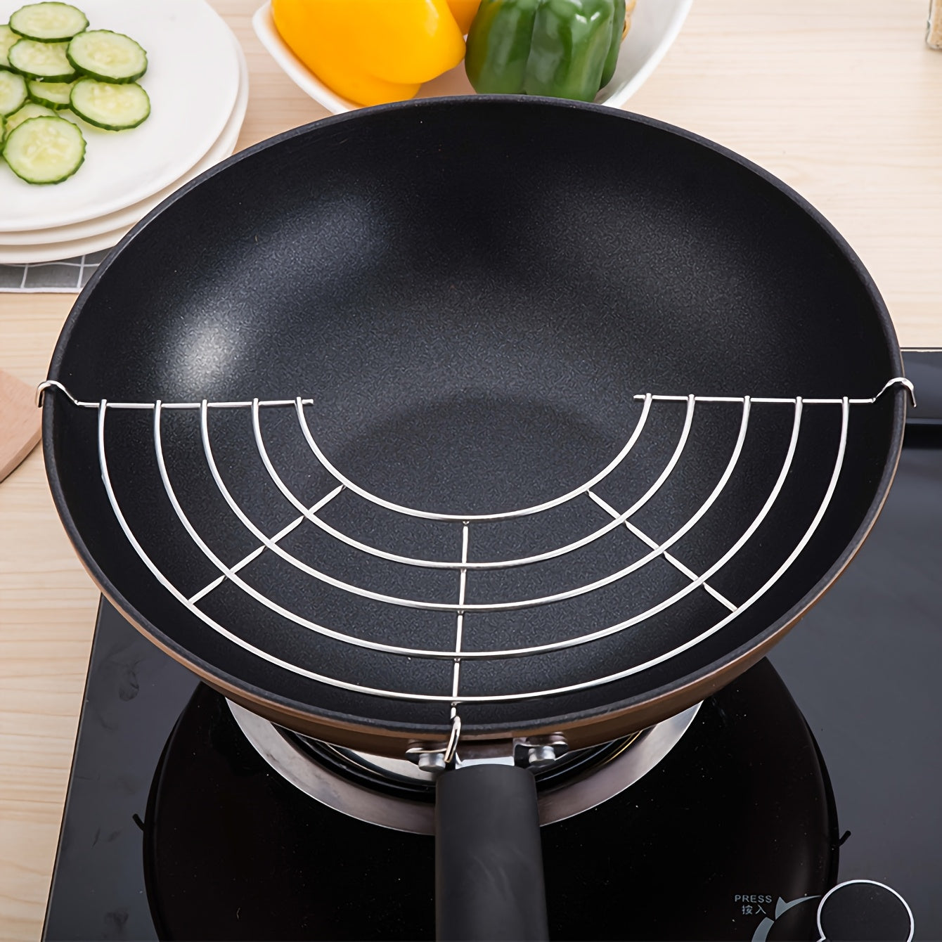 2 ta zanglamaydigan po'latdan yasalgan yarim doira shaklidagi yog' oqizish racklari, bug'li yoki chuqur qovurilgan taomlar uchun tomchilatgich plitasi