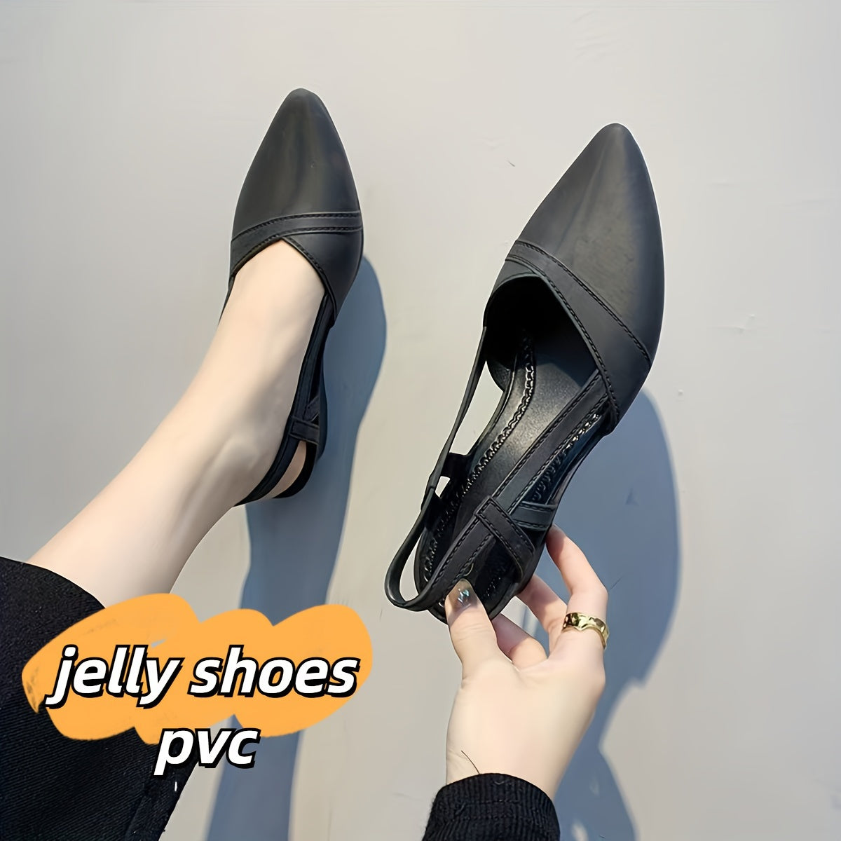 Ayollar uchun to'g'ri ranglarda, uchburchak barmoq bilan tasodifiy qulaylik uchun to'piq tasmasi bo'lgan poyabzal.