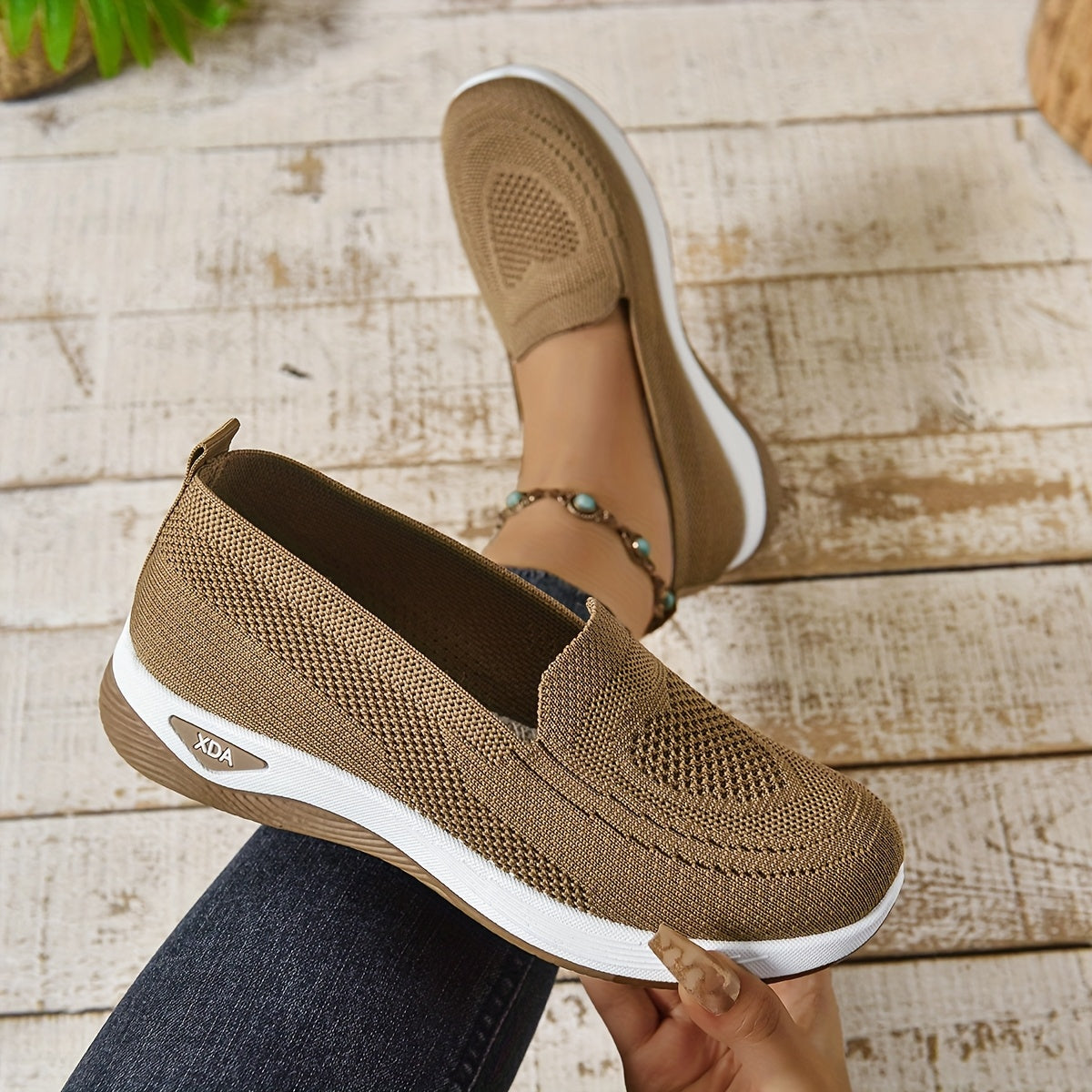 Ayollar uchun kundalik slip-on sport poyabzali, nafas oluvchi to'qima, pastki qismi g'ovak g'ovak, rezina tagli