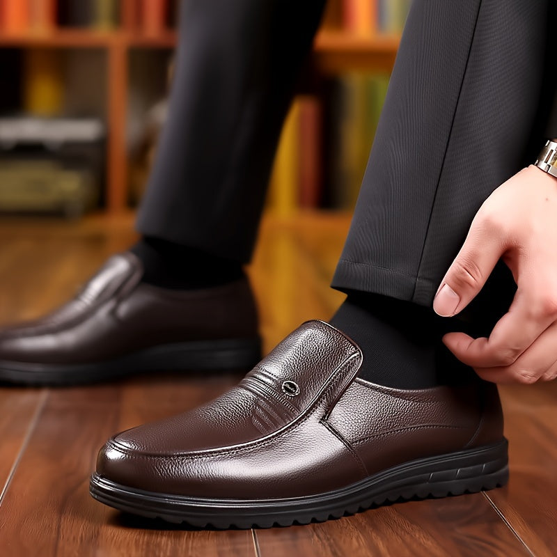 Erkaklar uchun bir xil rangdagi yuqori donali mol terisidan tayyorlangan slip-on loafer poyabzal, qulay, mustahkam va sirpanmaydigan yurish uchun. Ofis uchun ideal.