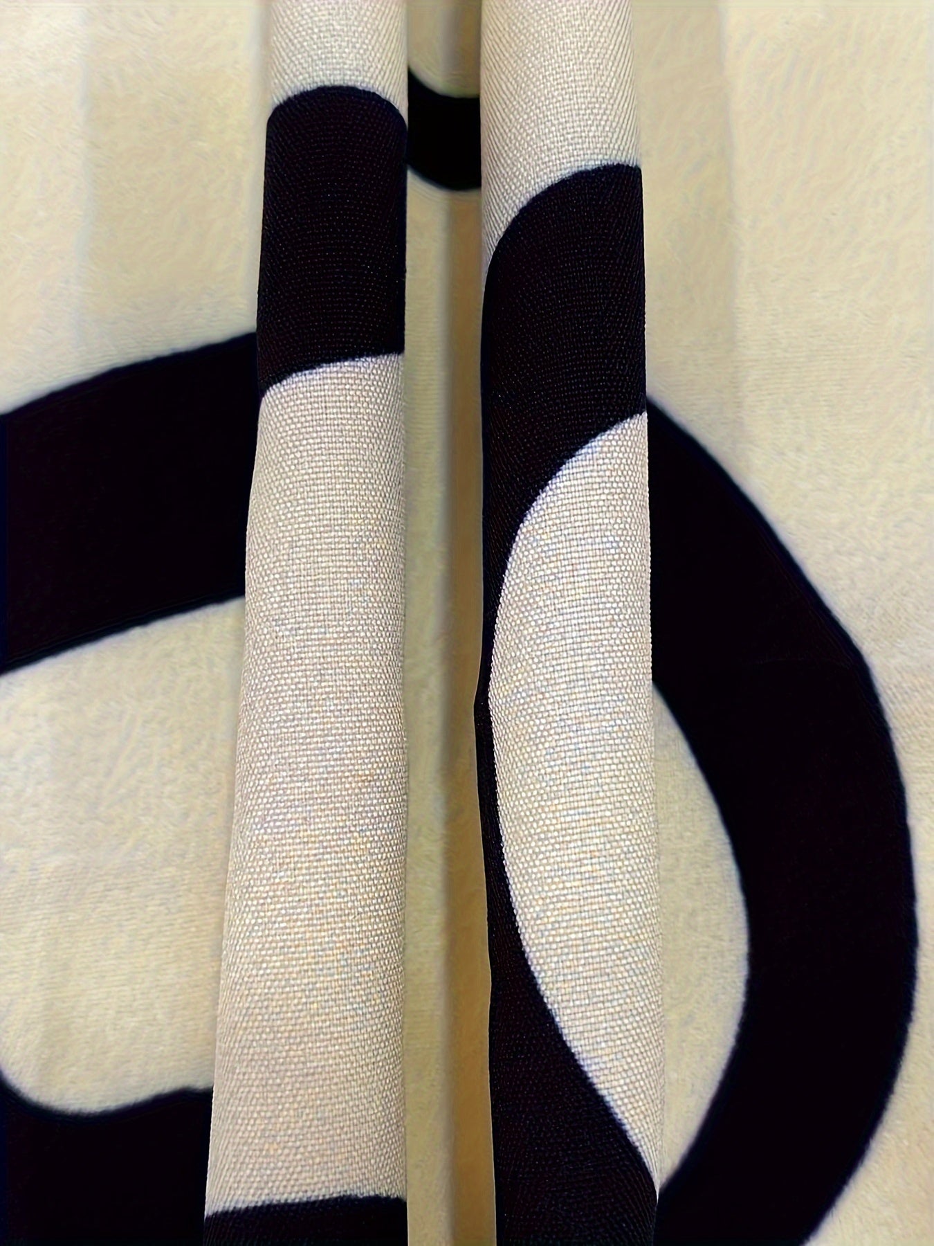 Mono de verano casual para mujer de talla grande con escote en los hombros y estampado abstracto en color beige de poliéster