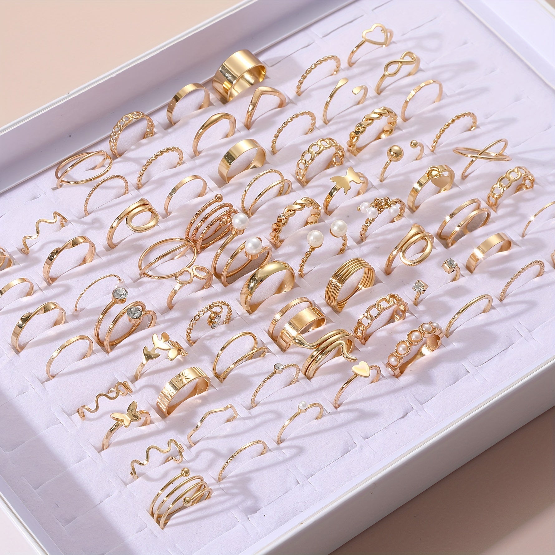 Ayollar uchun qizil oltin tonida sun'iy marjonlar va kubik zirkon bilan to'planadigan uzuklar to'plami