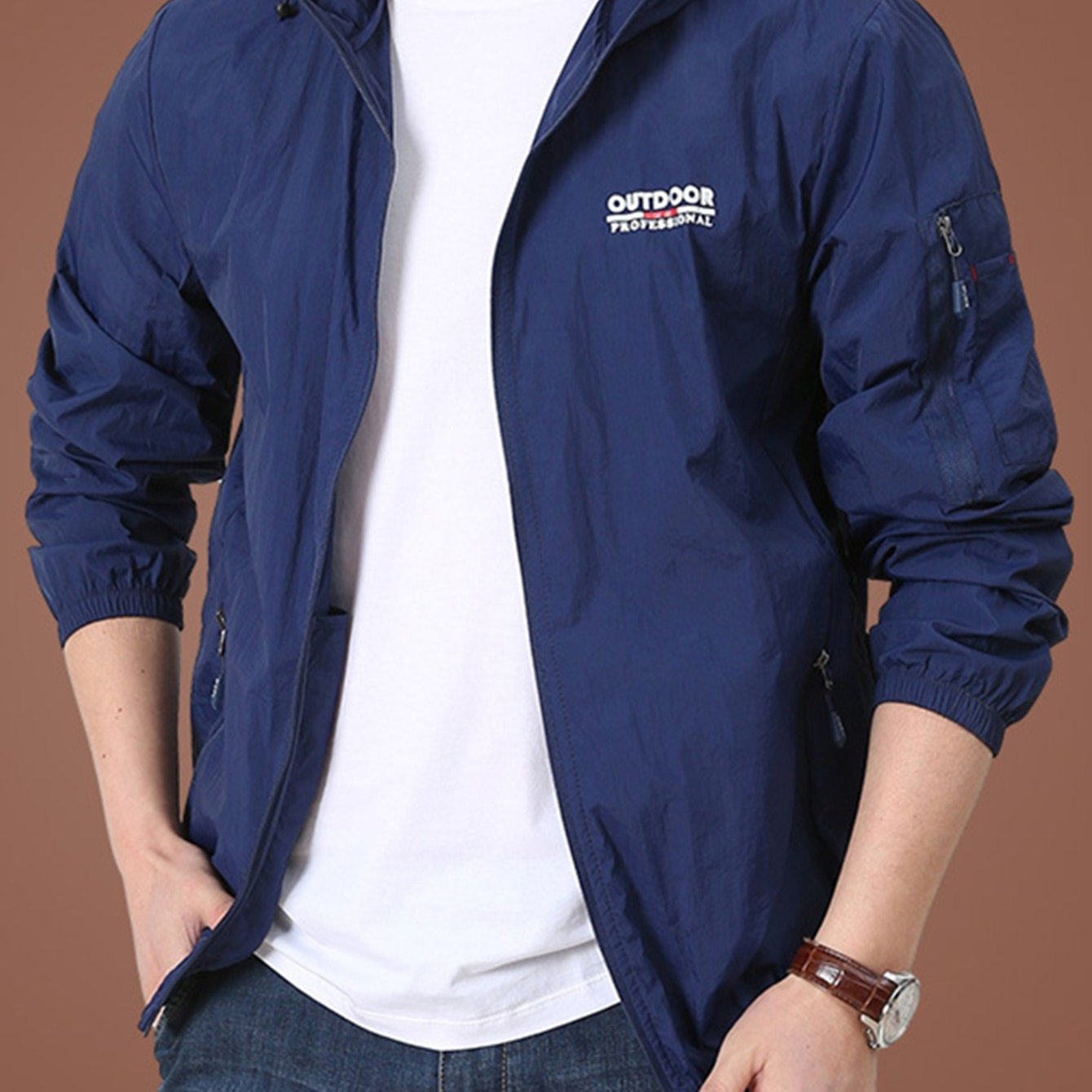 Erkaklar uchun kapüşonli shamol o'tkazmaydigan kurtka, harf bosma bilan, baliq ovlash va ochiq havoda faoliyatlar uchun mukammal, quyoshdan himoya va uslubni ta'minlaydi.