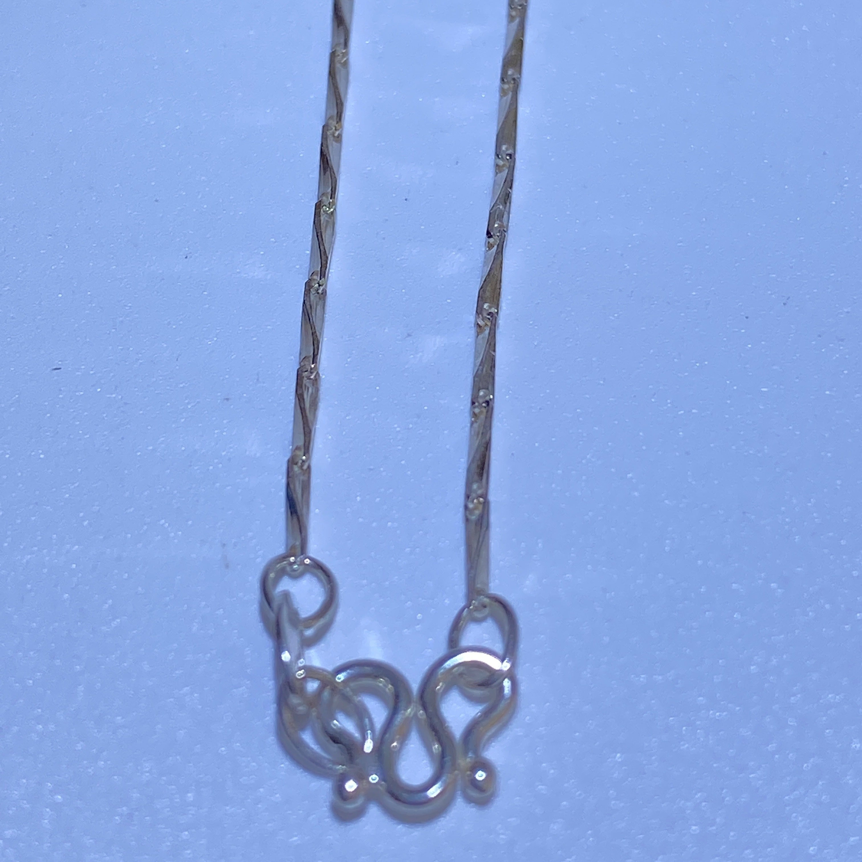 Ayollar uchun zamonaviy va jozibali kumush rangli marjon - Har qanday tadbir uchun mukammal, abadiy moda ifodasi.