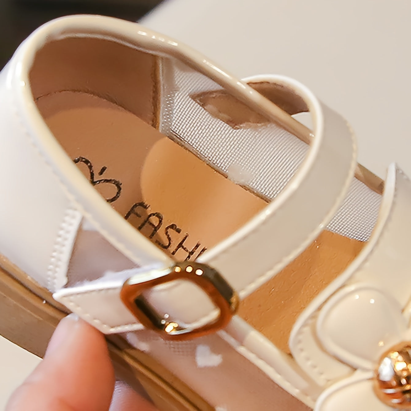 Qizlar uchun gullar bilan to'ldirilgan tekis poyabzal, bahor va yozda kundalik kiyish uchun mukammal.