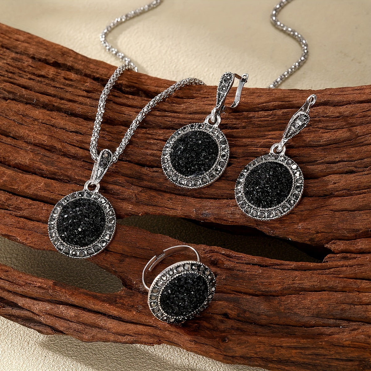 Ayollar partiyalari va tasodifiy kiyimlar uchun boho-chic uslubida vintage qora kristal zargarlik to'plami.