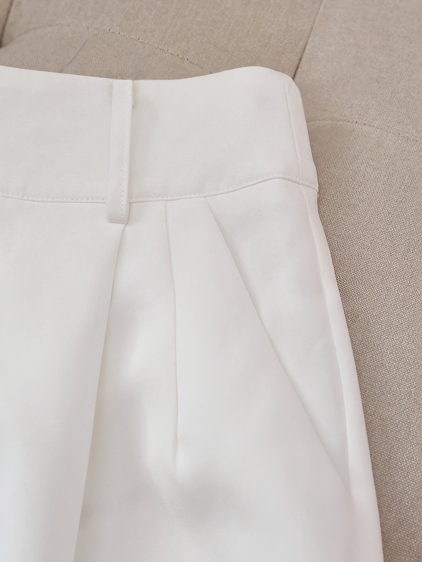 Yuqori belli, bir rangli, ayollar uchun tasodifiy shortlar, yoz uchun mukammal, tor kesim va nafas oladigan mato bilan.