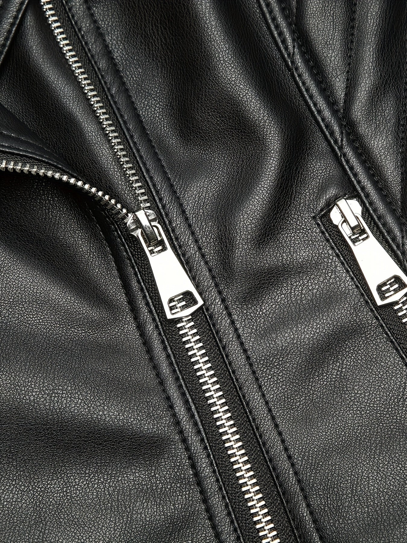 Katta o'lchamdagi qora PU charm moto kurtka, uzun yenglar, zip-up old qismi va tugmachali bilaklar bilan, ko'p qirrali kuz/qish uslubi uchun.