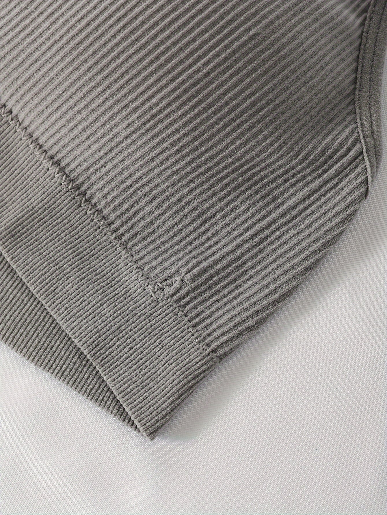 Yassi rangli ribbed crop top brass, qulay va nafas oladigan, ayollar uchun ichki kiyim.