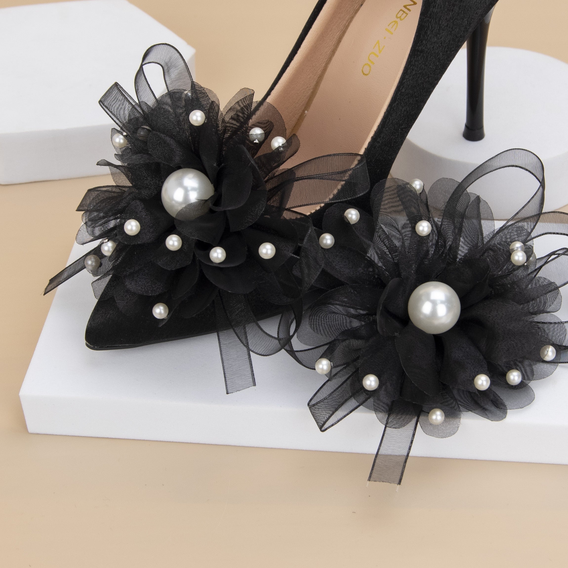 Ayollar uchun qora gullü incil bilan ajraladigan poyabzal kliplari, buklangan tül bilan bog‘langan qoqimli bow