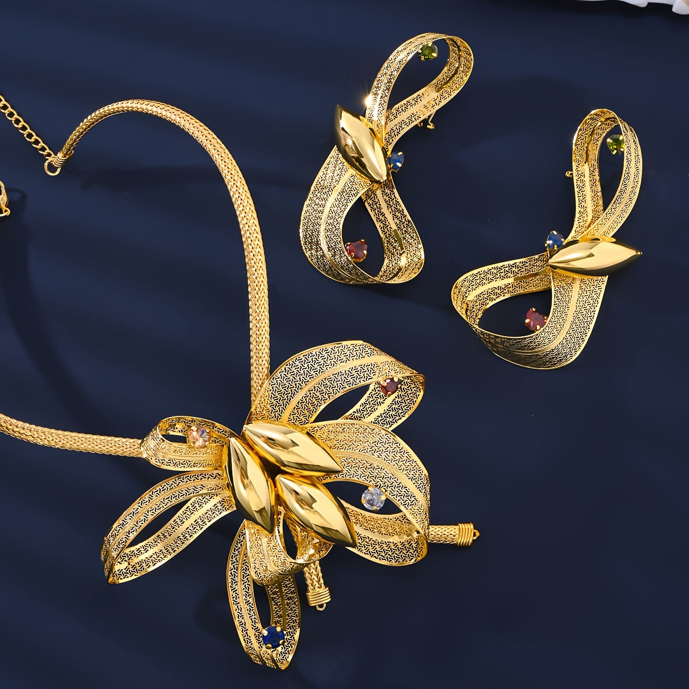 Золотой ювелирный набор для женщин с цветочным дизайном и кубическим цирконием