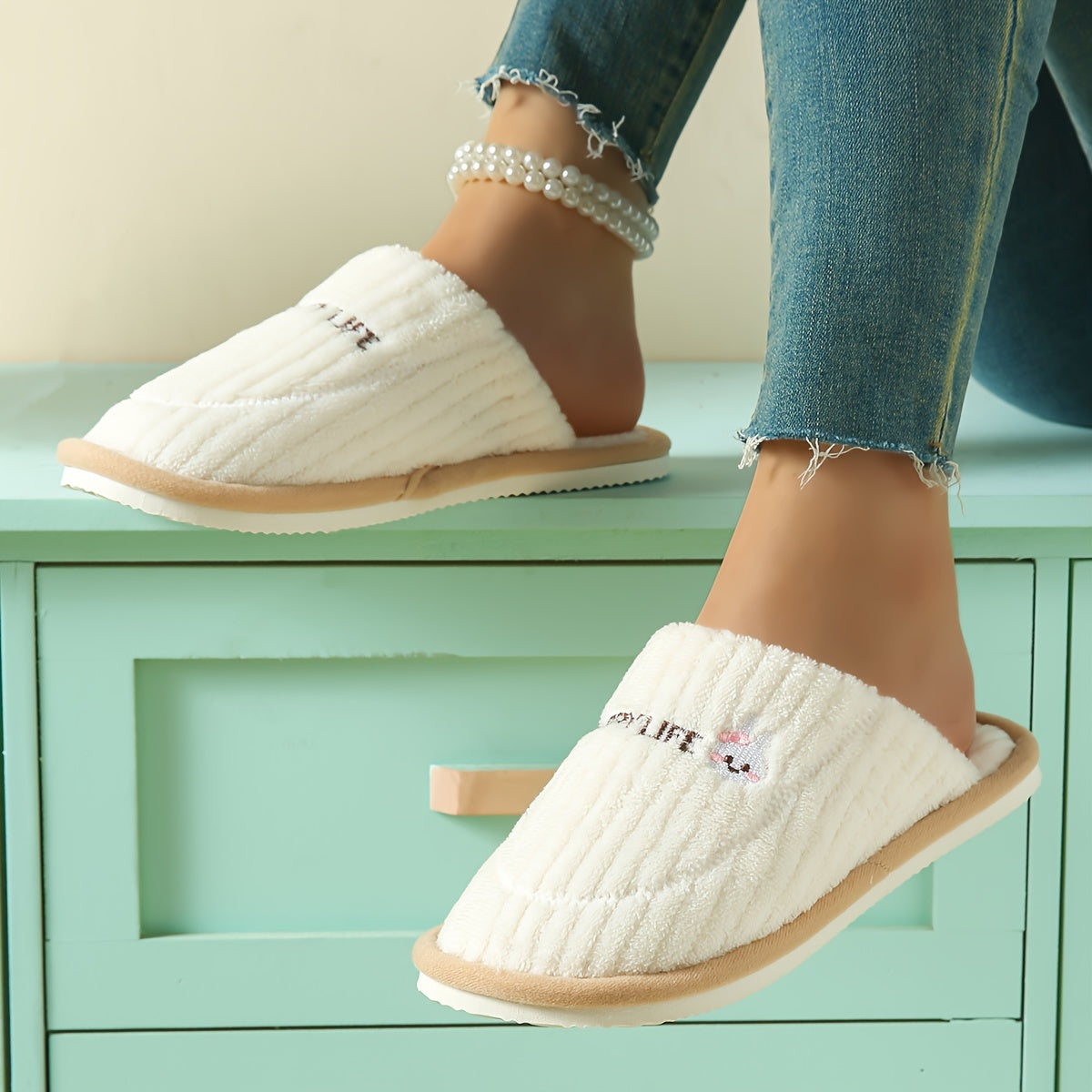 Женские домашние тапочки на slip-on с плюшевой подкладкой и мультяшным дизайном, бежево-розовые