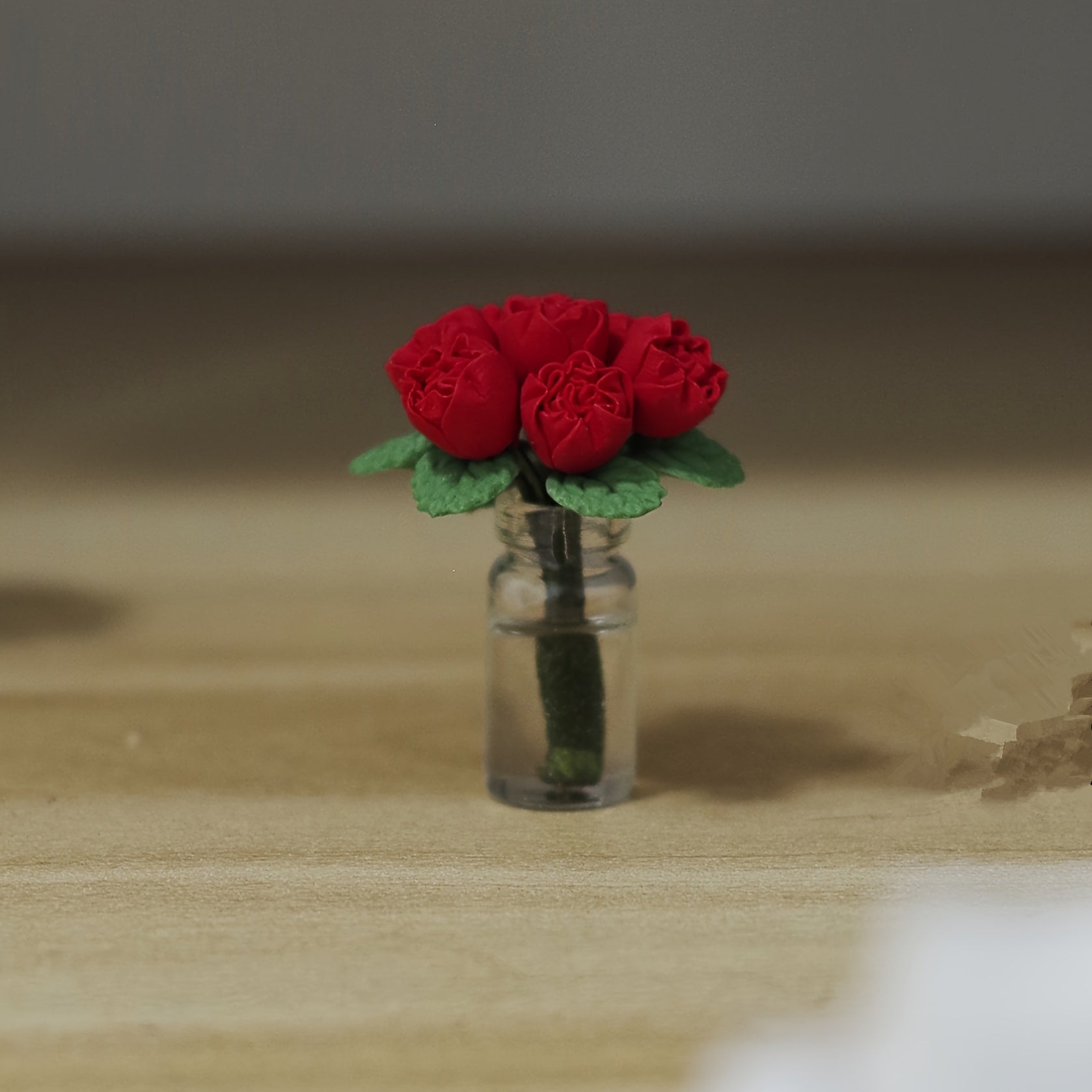 Mini Qizil Gul Avtomobil Paneli Dekoratsiyasi Yaratıcı Plastik Markaziy Konsol Dekori