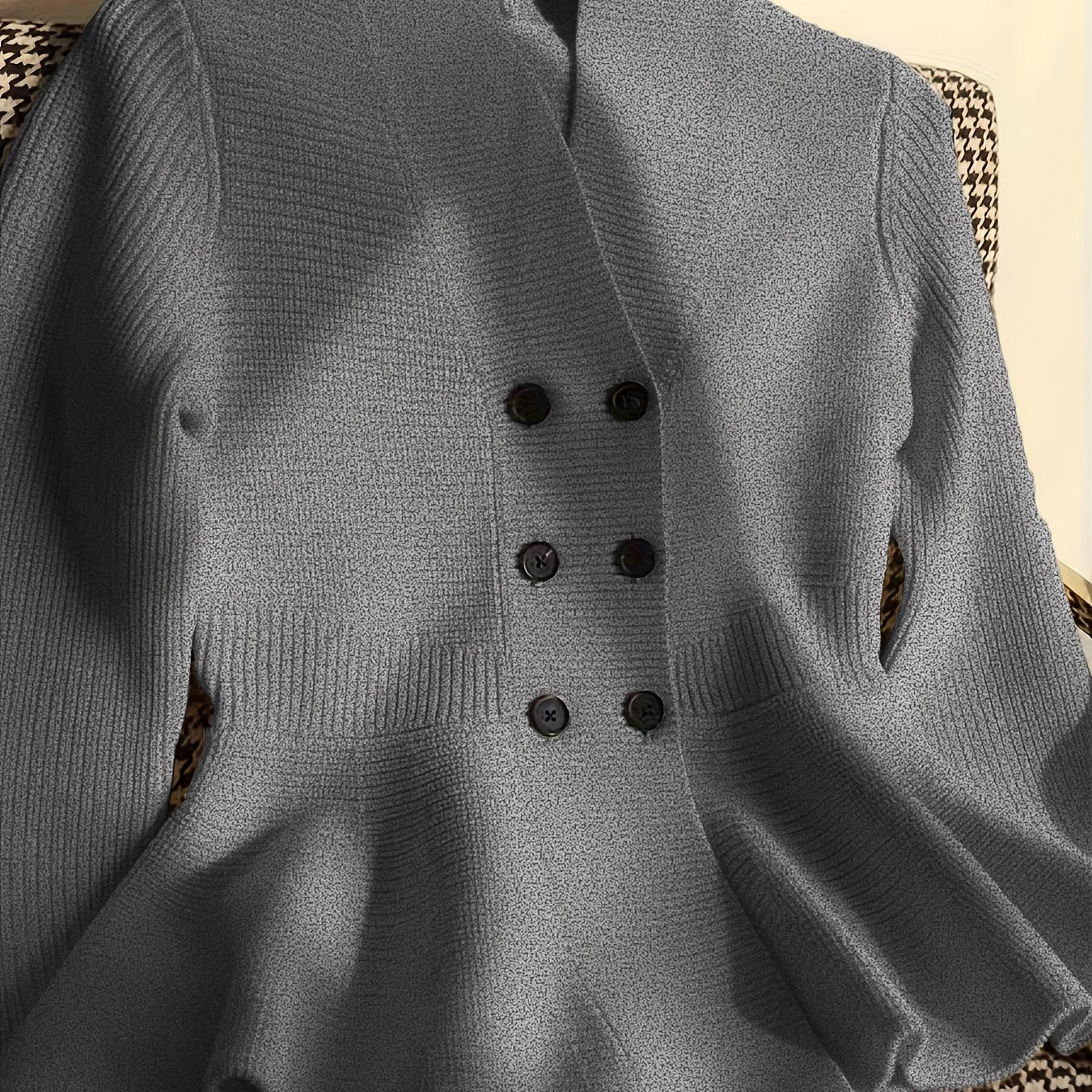 Qattiq rangdagi zamonaviy V-shaklidagi kardigan, qalin to'qima, keng kesim, issiq viskoza/poliester aralashmasi. Kuz/qish uchun ideal.