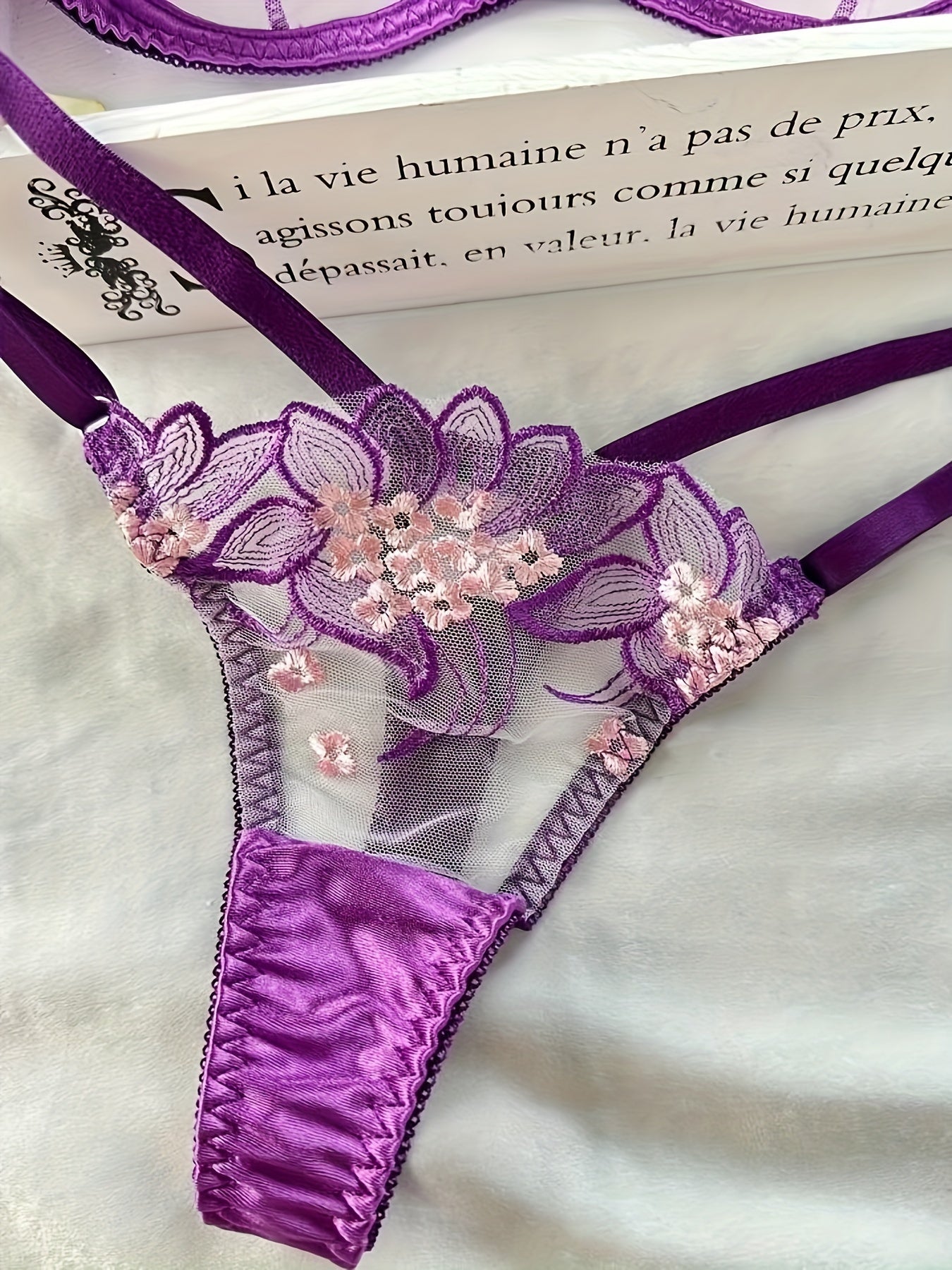 Conjunto de lencería floral verde para mujer con sujetador de malla transparente y tanga de cintura alta