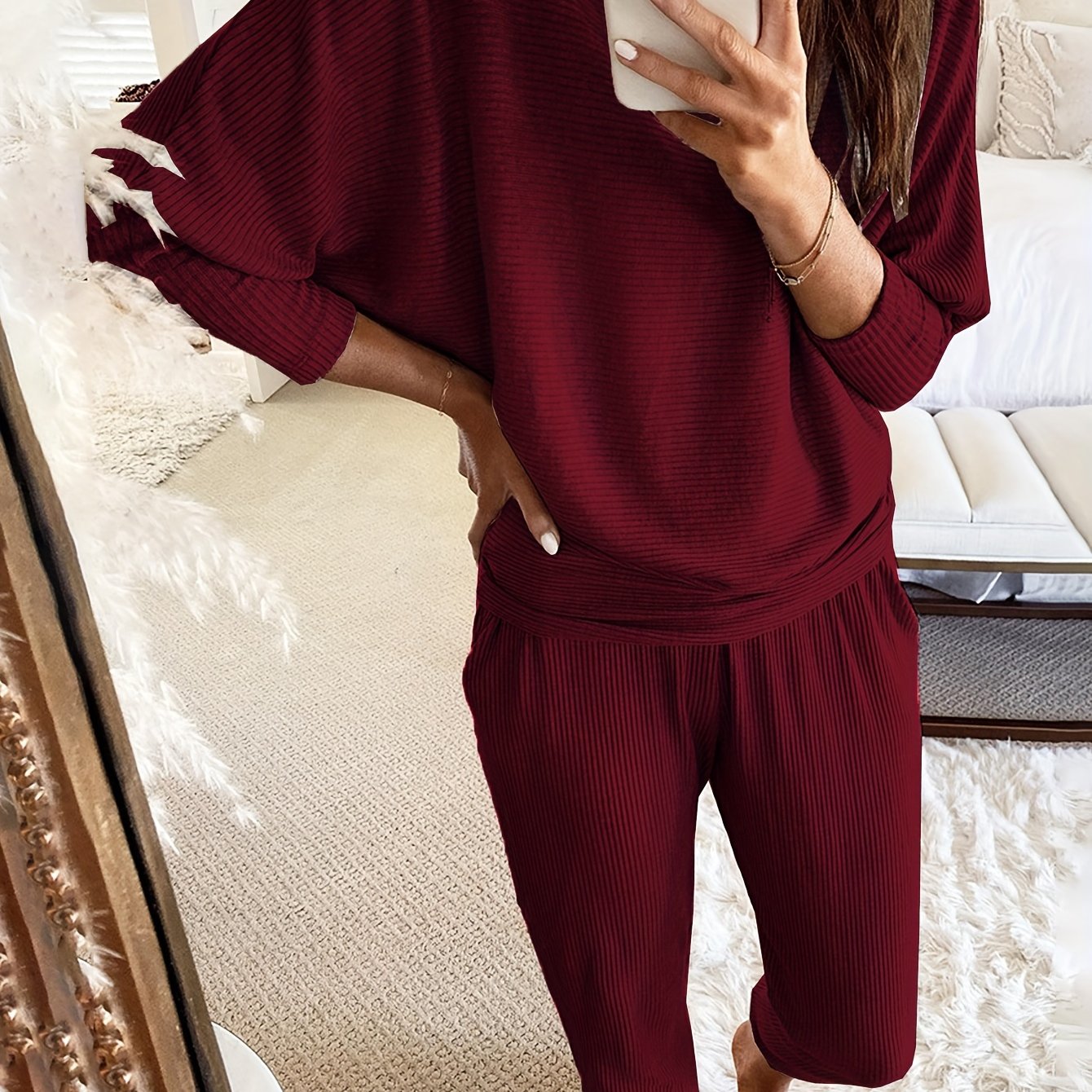 Ayollar uchun zamonaviy qattiq chiziqli lounge to'plami, yenglari keng top va cho'ntakli jogger shimlar bilan. Kuz uchun qulay moslik.