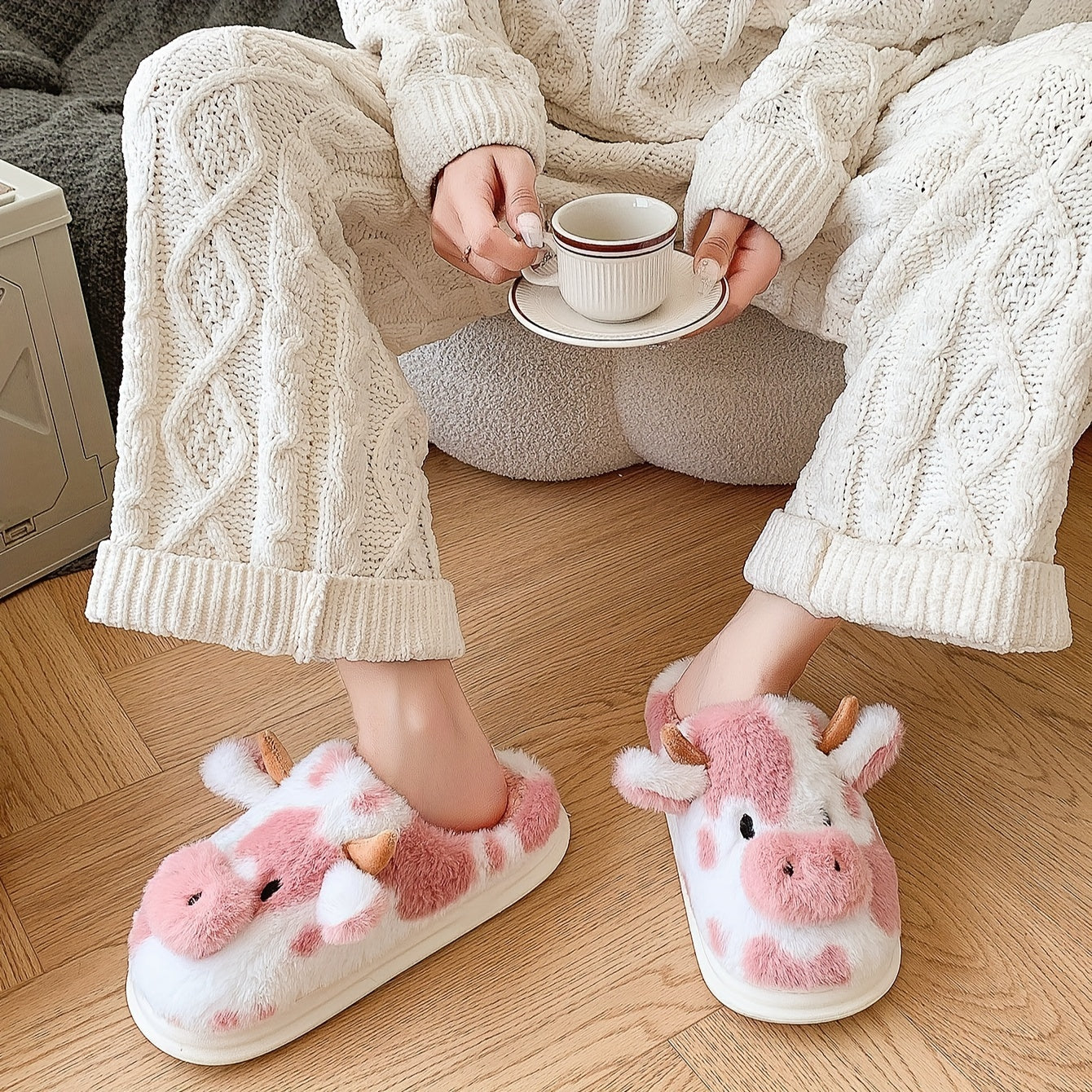 Uniseks inək boshi bosilgan yopiladigan shippaklar yumshoq mato ichki uy poyabzal