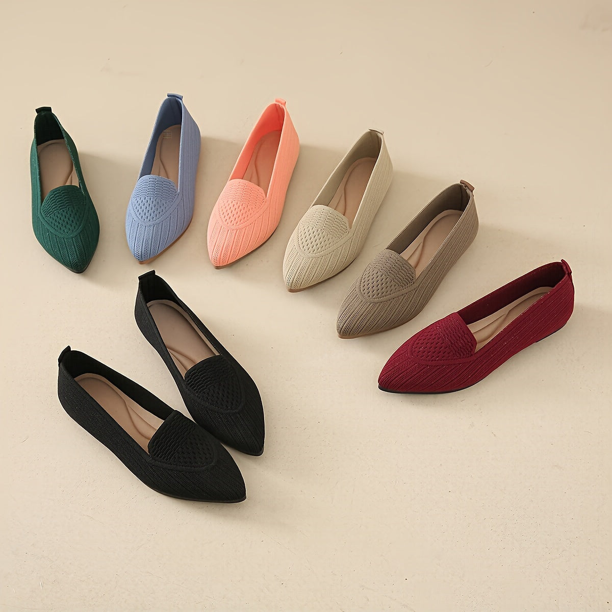 Ayollar uchun mustahkam ranglarda yumshoq, engil to'qilgan tekis poyabzal, nuqtali barmoq va havo o'tkazuvchi dizayn bilan.