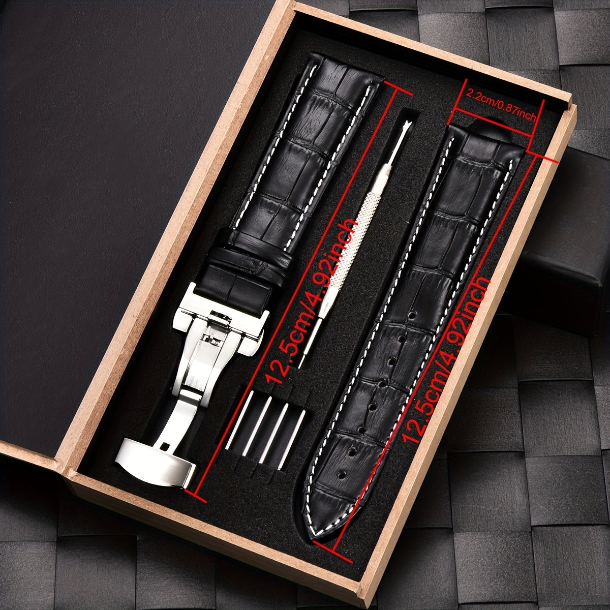 PU charmidan tayyorlangan soat bilaguzuk, zanglamas po'latdan yasalgan kapalakni ochish qopqog'i bilan, 18mm, 20mm, 22mm va 24mm o'lchamlarda mavjud, qutisi bilan birga keladi.