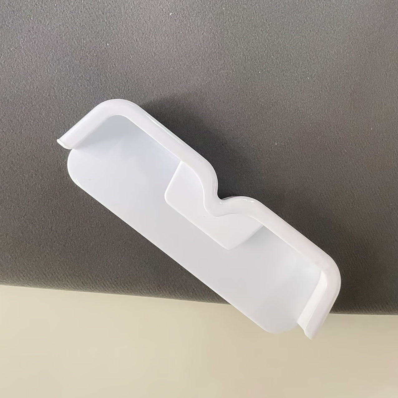 Ko'zoynaklarni saqlash qutisi va ko'rsatish stendi devorga, shkafga yoki yotoq yoniga osonlik bilan o'rnatilishi mumkin, bu esa ko'zoynaklaringizni qulay tarzda tartibga solish va saqlash imkonini beradi.