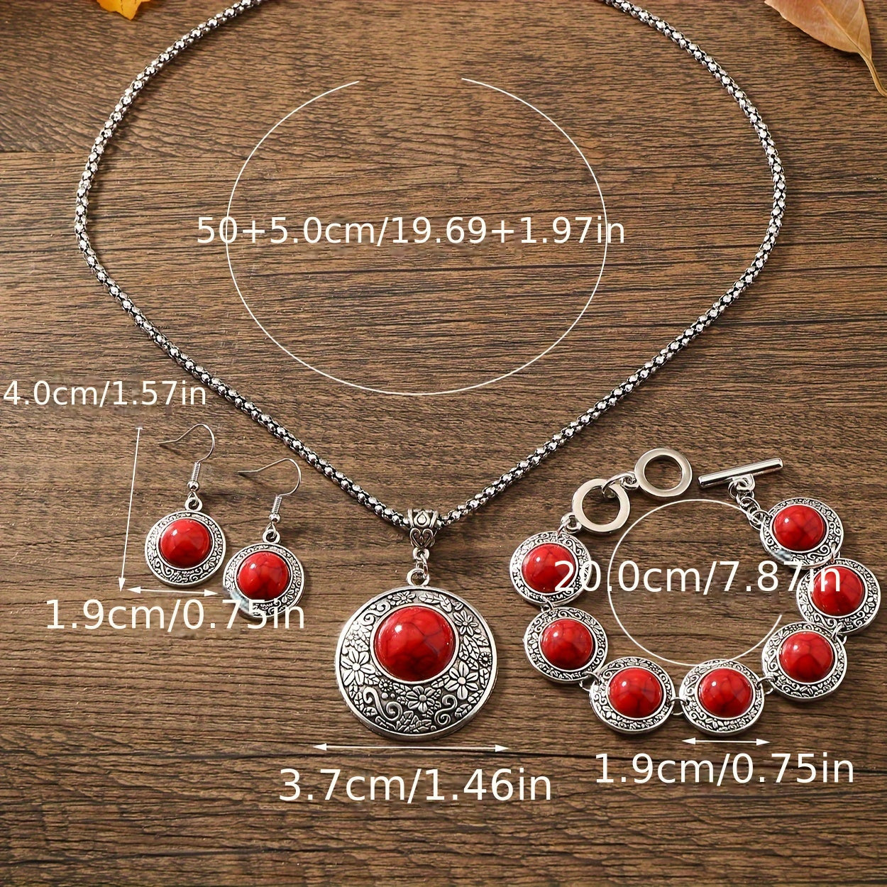 Винтажный комплект украшений, включающий пару серег, браслет и ожерелье, все серебряные с инкрустированными драгоценными камнями и ретро-резьбой на поверхности. Эти изделия идеально подходят для сочетания с повседневной одеждой.