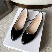 Zapatos planos de punta afilada con correa en el tobillo de cuero sintético para mujer negro blanco beige