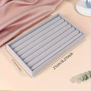 Kulrang velur zargarlik buyumlarini namoyish qilish standi, uzuk va sirg‘a uchun teshiklar bilan