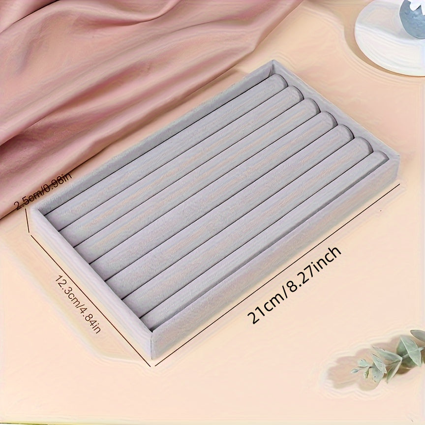 Kulrang velur zargarlik buyumlarini namoyish qilish standi, uzuk va sirg‘a uchun teshiklar bilan