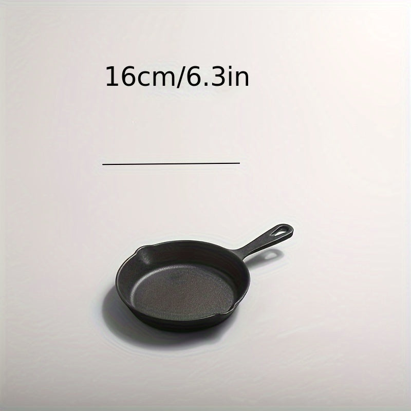 Набор из 3 предварительно закаленных чугунных сковород с носиками и удобными двойными ручками, подходящих как для приготовления пищи в помещении, так и на улице.