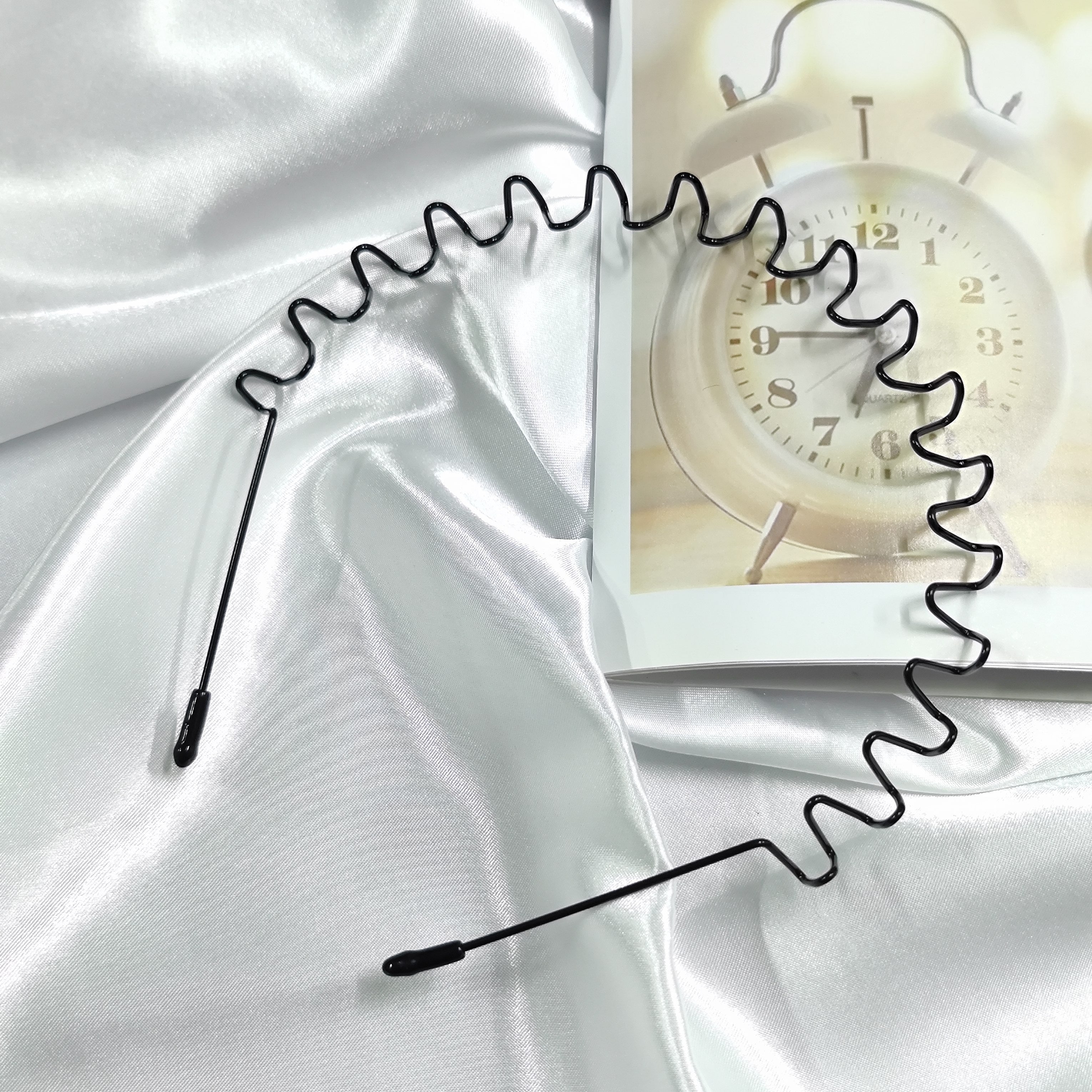 Adjustable Black Metal Hair Clips for Face Washing and Mask Wearing