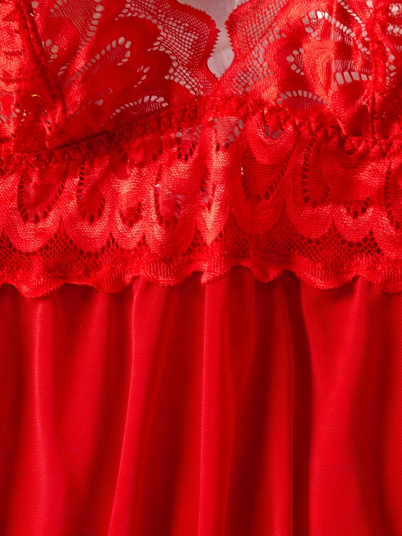 Ayollar uchun jozibali kiyimlar: chuqur V shaklidagi, spaghetti bilaklari, orqasi ochiq dizayn va tanga.