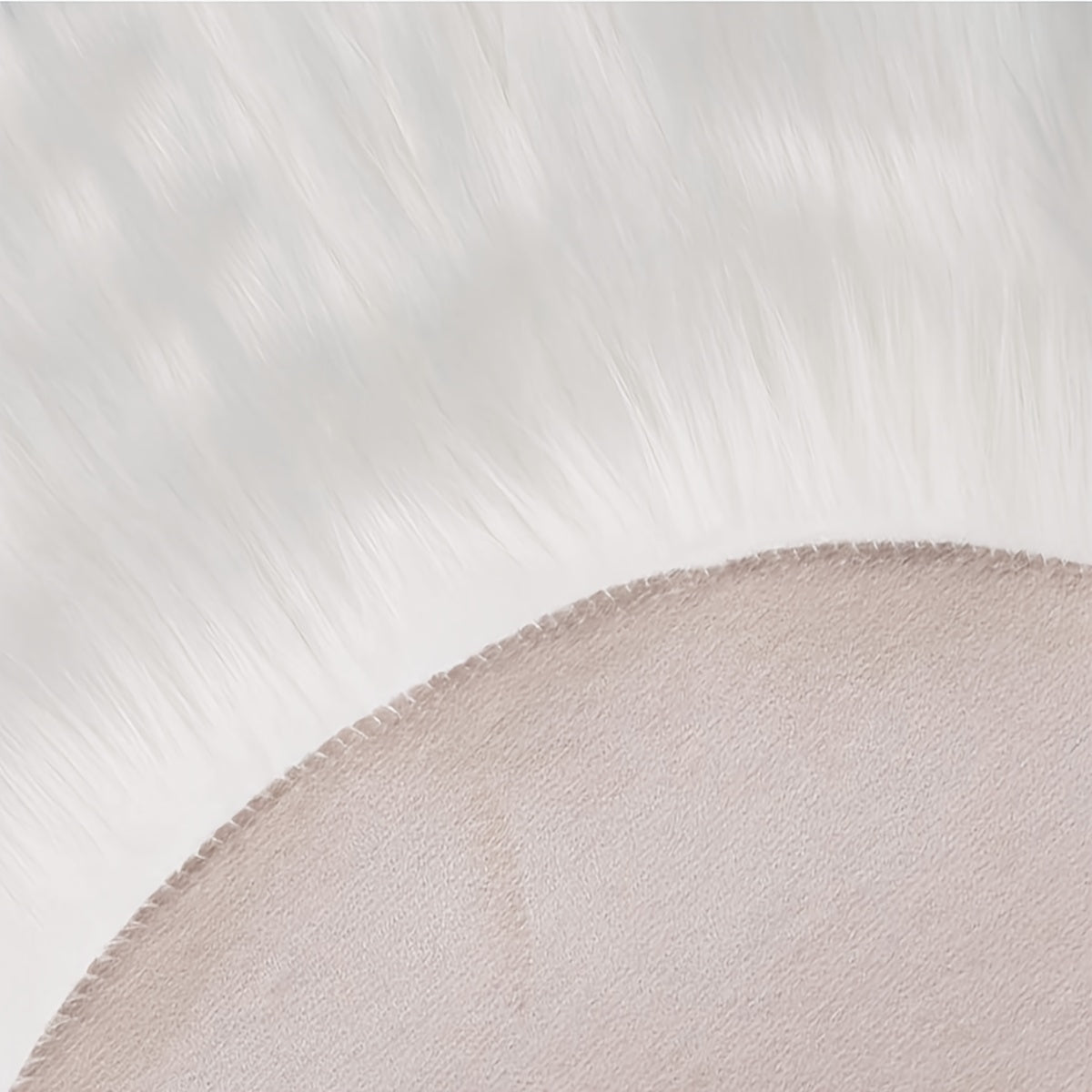 Yumshoq va pufakli gilam yashash xonasi, yotoqxona va divan uchun - Qulay va qulay uy muhitini yaratish uchun mukammal oq sun'iy jun gilam. Qo'shimcha issiqlik va uslub uchun ideal maydon mat.