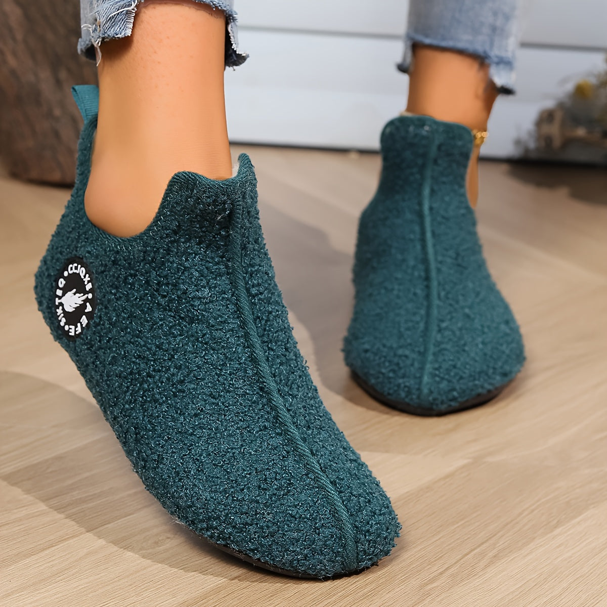 Ayollar uchun mo'ljallangan yumshoq plush shlyapki, yopiq barmoqli, sirpanishga qarshi ichki makon uchun uy oyoq kiyimlari