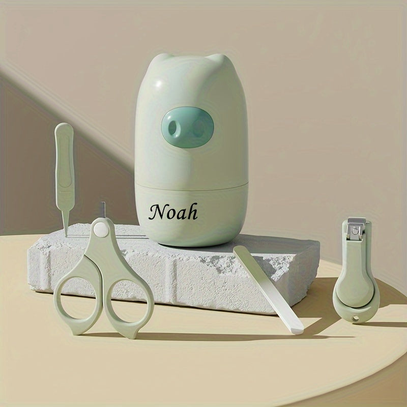 Набор из 4 настраиваемых ножниц для ногтей с персонализированными именами, выполненных из пластикового материала розового и зеленого цветов. Включает в себя набор для ухода за ногтями.