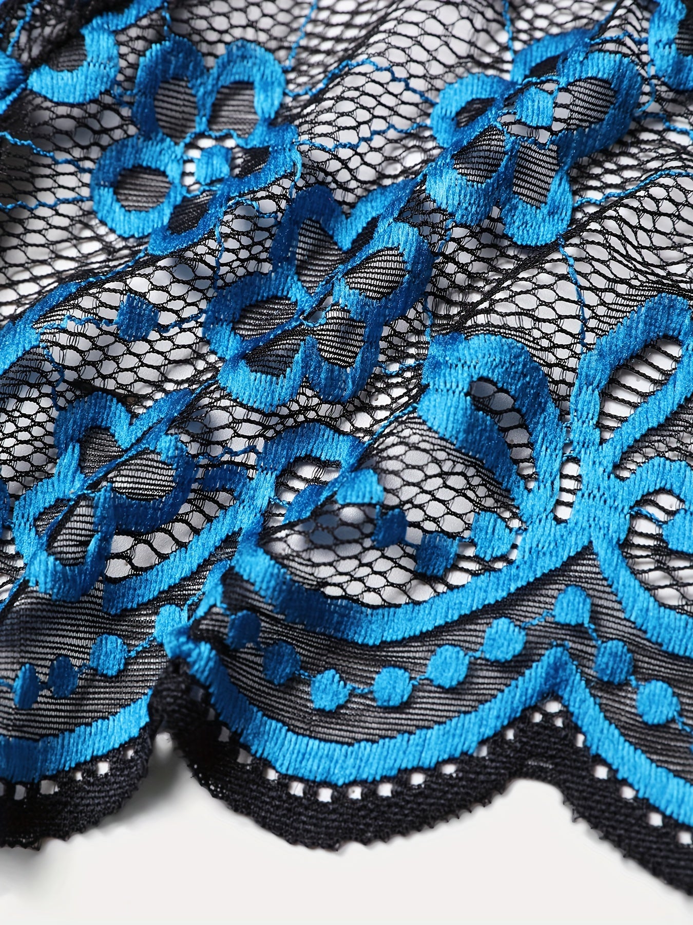 Jozibali kadife ichki kiyim, chuqur V-shakl va ochiq orqa dizayni bilan.