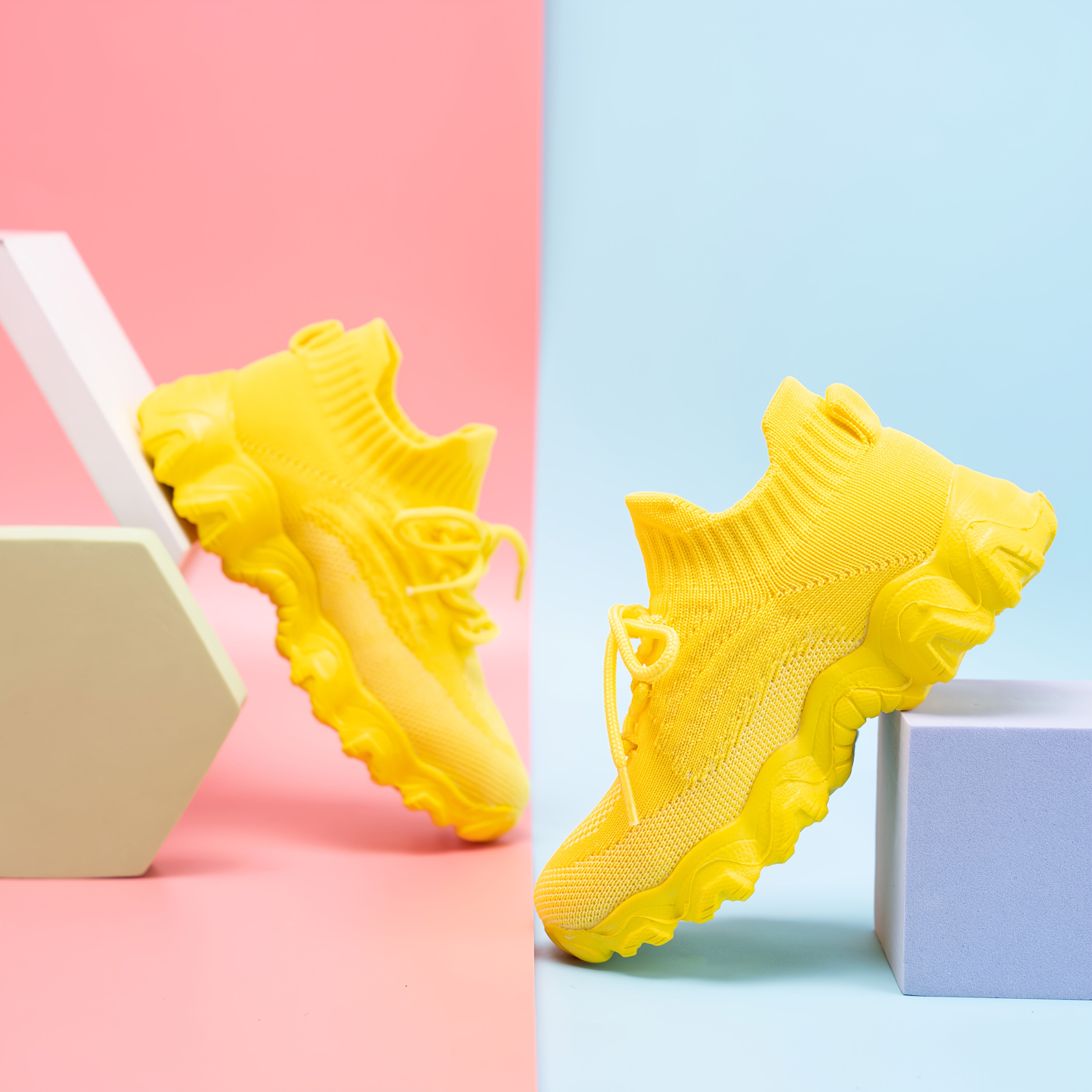 Qizlar uchun nafas oladigan to'qilgan tarmoq krossovkalari, turli ranglarda, ochiq havoda o'ynash va tasodifiy kiyimlar uchun mukammal. Sirpanmaydigan EVA taglik, engil dizayn.