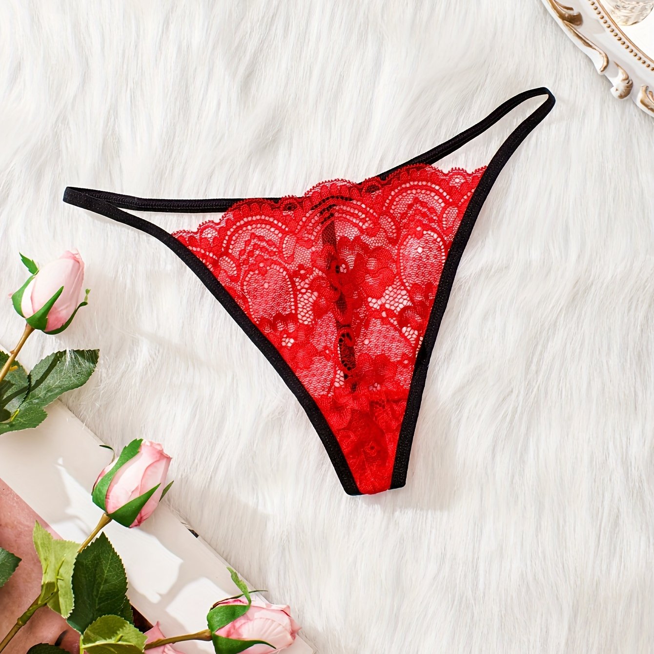 Pastki qismida joylashgan va ingichka tasmalari bilan bezatilgan, jozibali uslub uchun ipli thong.