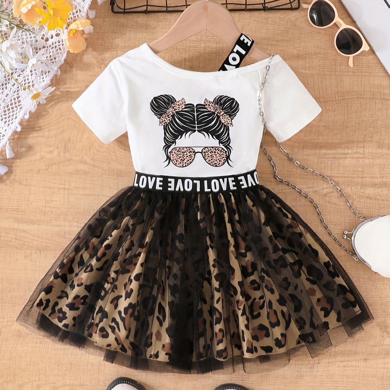 Quyosh ko'zligi qiz patchwork to'r yubka, leopard naqshli tafsilotlar bilan