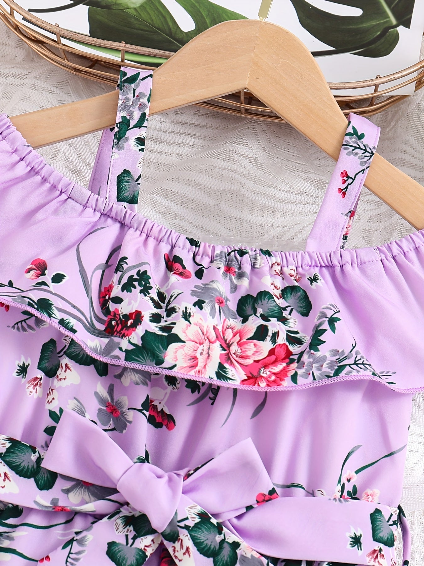 Летнее платье с открытыми плечами, с рюшами и цветочным графическим принтом.