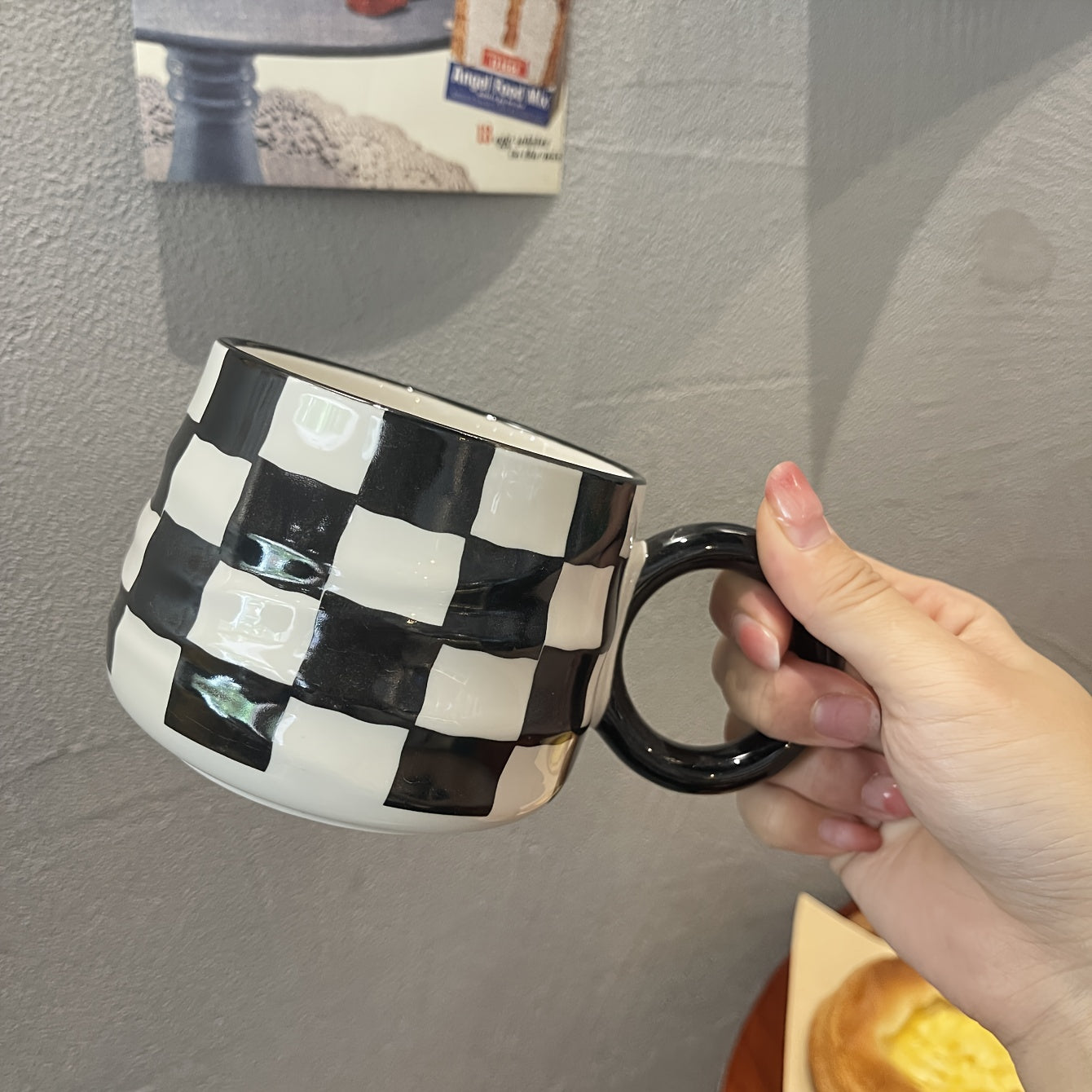 Taza de cerámica a cuadros en blanco y negro para uso en el hogar y en restaurantes