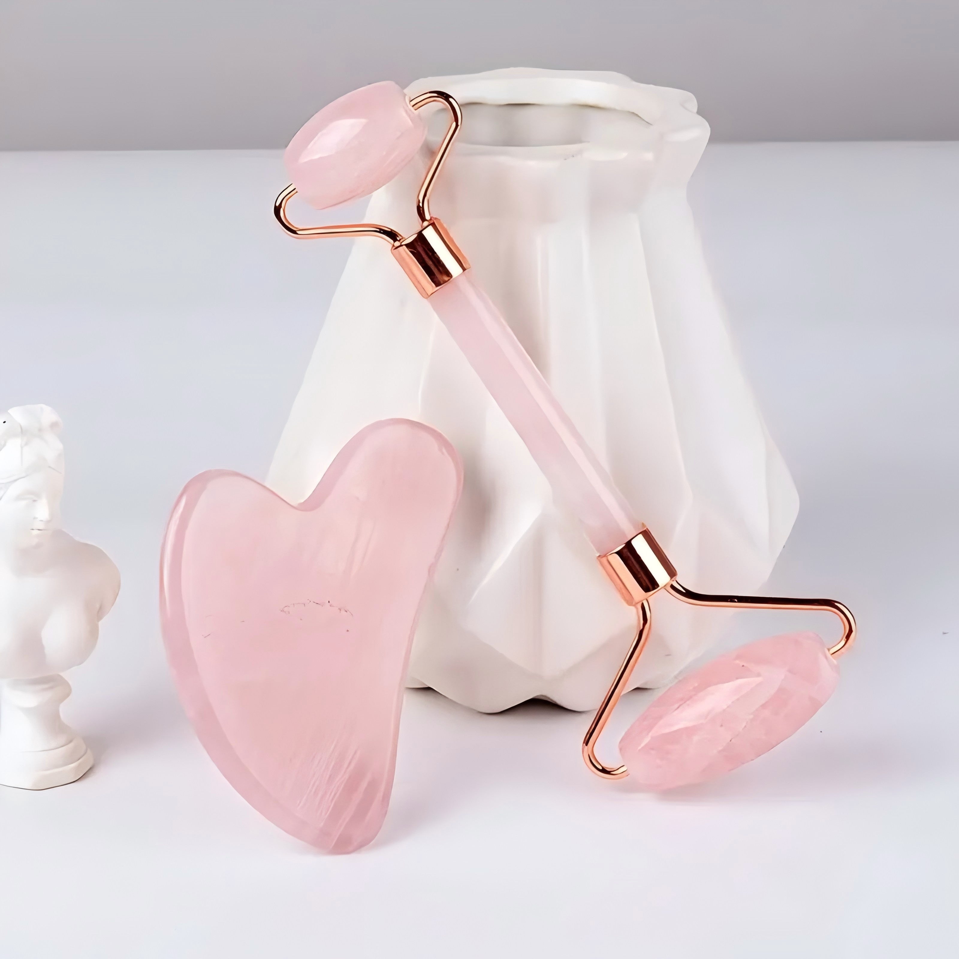 2-qismli pushti qatronli qirqish va yuzni massaj qilish to'plami, yurak shaklidagi qirqish vositasi va ikki boshli yuz roliki bilan. Qo'lda ishlatiladigan dam olish vositasi, hidlarsiz dam olishni rag'batlantiradi.