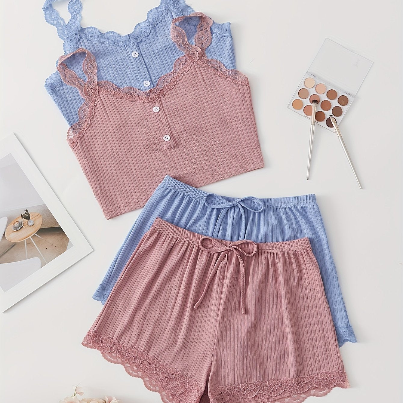 Ayollar uchun dantel bilan bezatilgan ribbed pijama to'plami, V-shaklidagi kamzuli yuqori va tortma belli shortlar bilan. Mashinada yuvish mumkin. Bir nechta ranglarda mavjud.